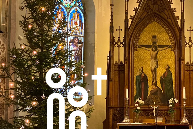 Näkymä toisesta Helsingin saksalaisen kirkon kirkkosalin kahdesta joulukuusesta.