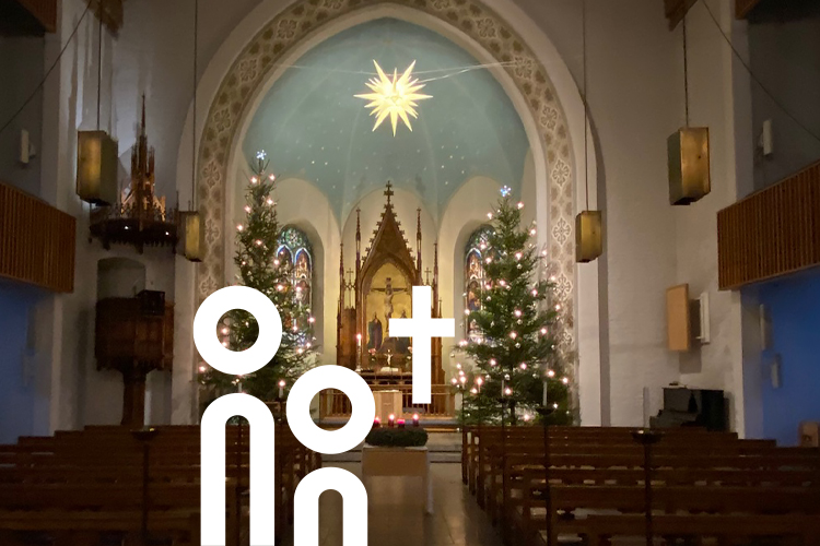 Näkymä joulukuusista Helsingin saksalaisen kirkon kirkkosalissa.