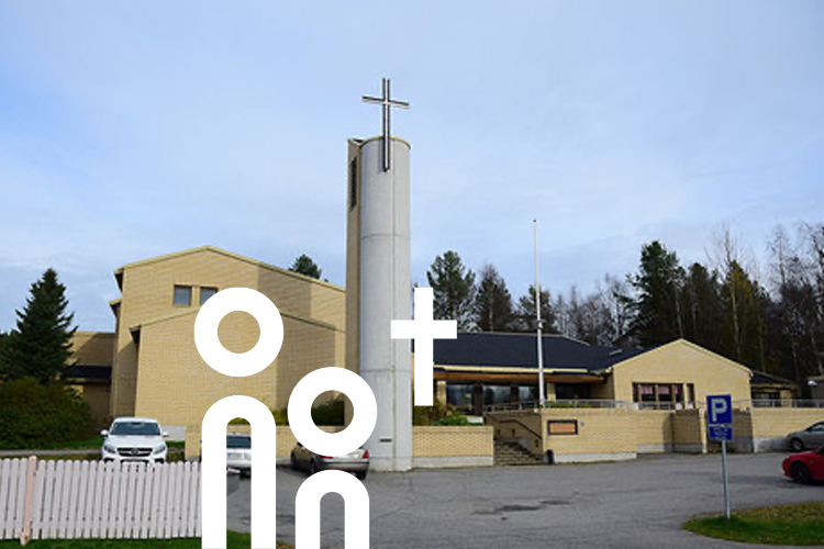 Näkymä Ounasrinnen kappeliin ja seurakuntataloon Rovaniemellä kesällä.