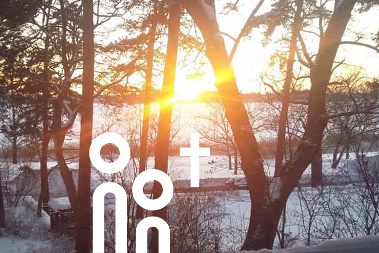 Näkymä talvella seniorikodista auringonvaloon meren yllä.